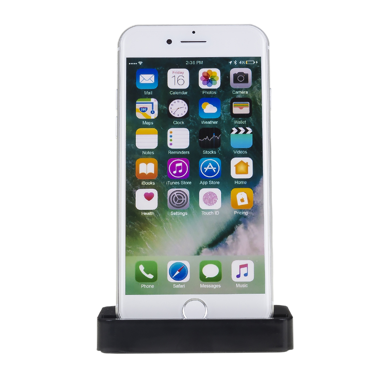 Un iPhone bianco in una base di ricarica nera, che mostra l'ora, la data e varie icone di app.