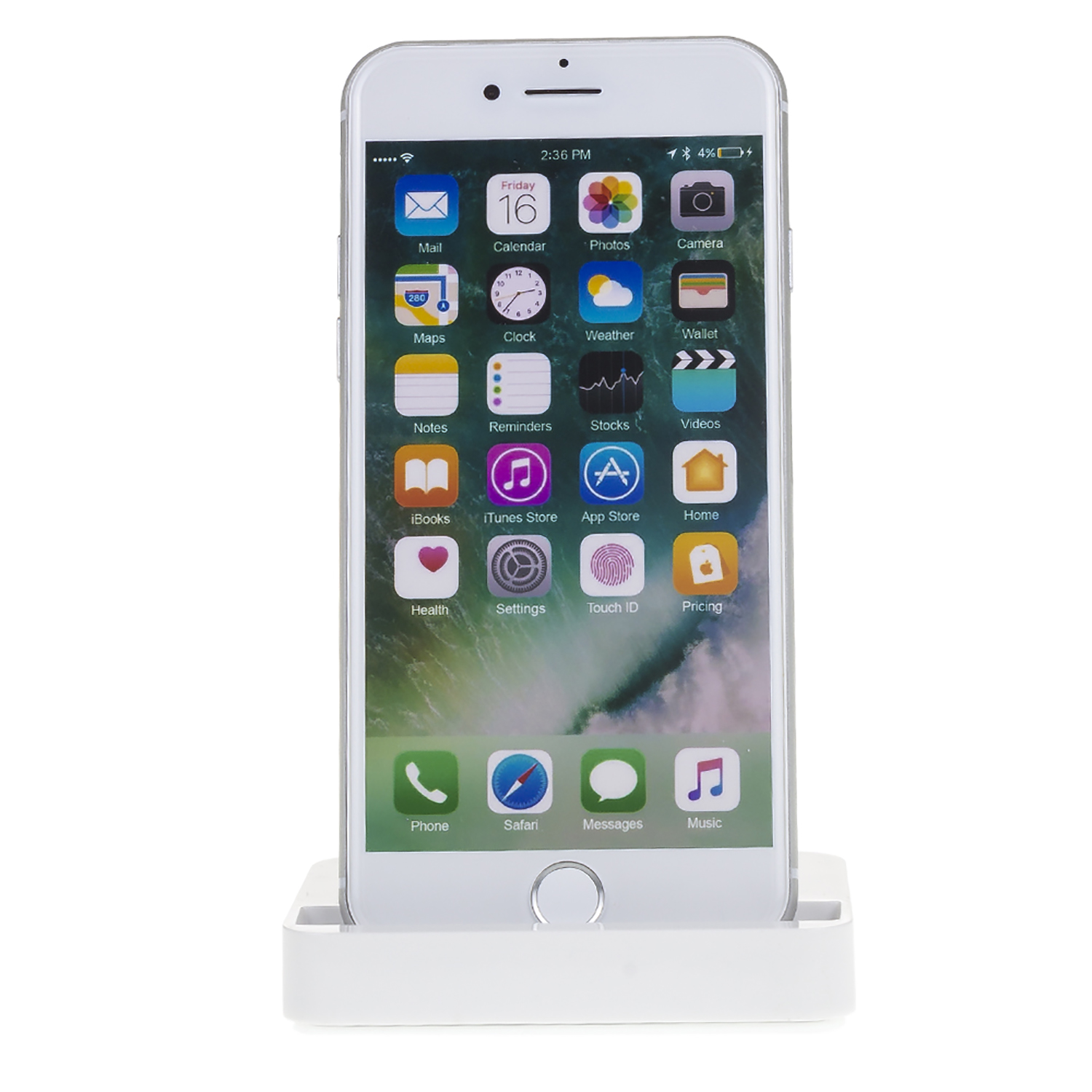 Smartphone bianco su un supporto, che mostra una schermata iniziale con icone delle app. Vengono visualizzati data e ora.