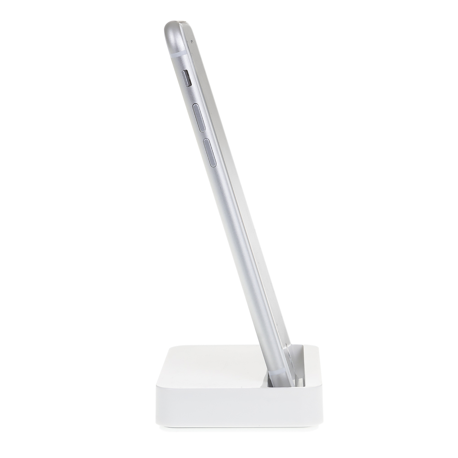 Supporto di ricarica bianco che tiene un iPhone argentato, vista angolata.