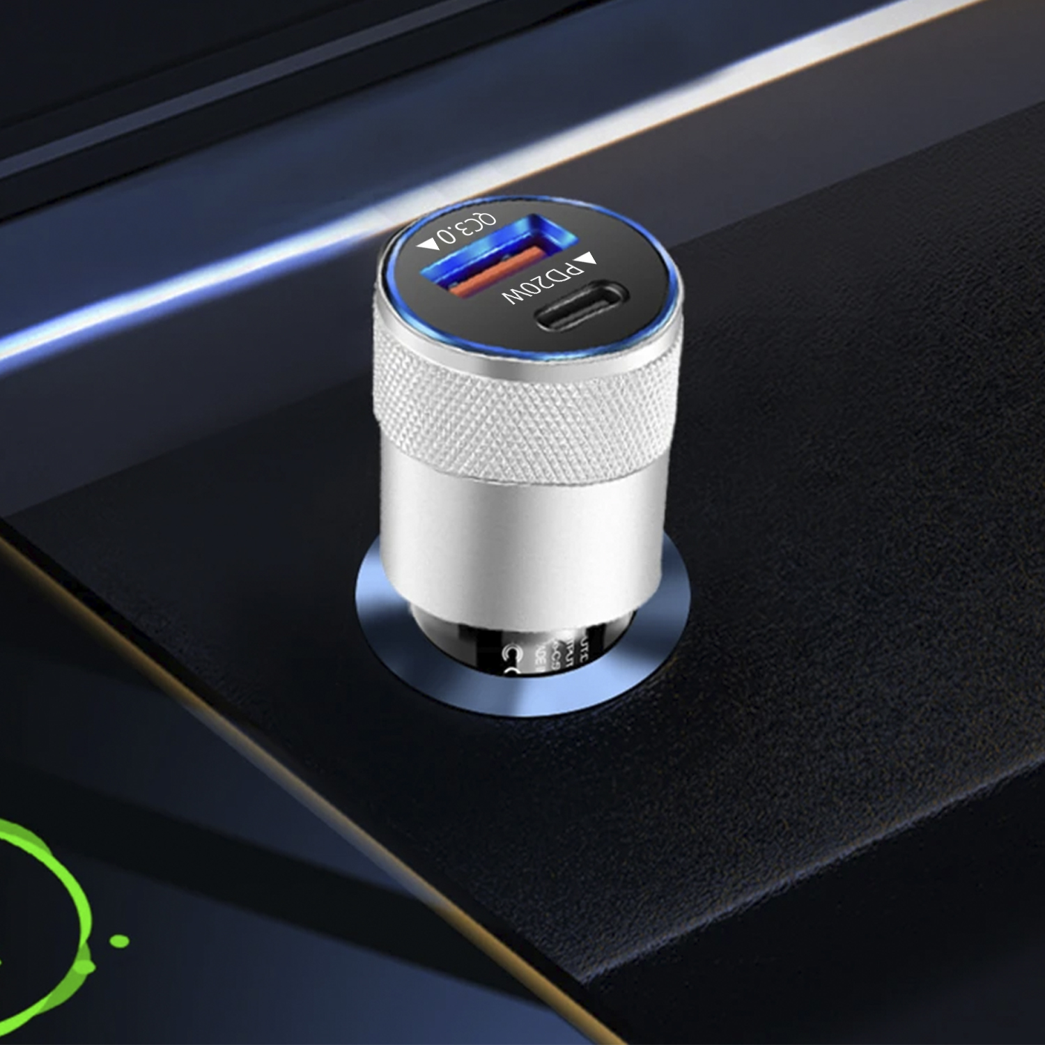 Un caricabatterie per auto argentato con due porte USB, una con luce blu e arancione, nella console dell'auto.
