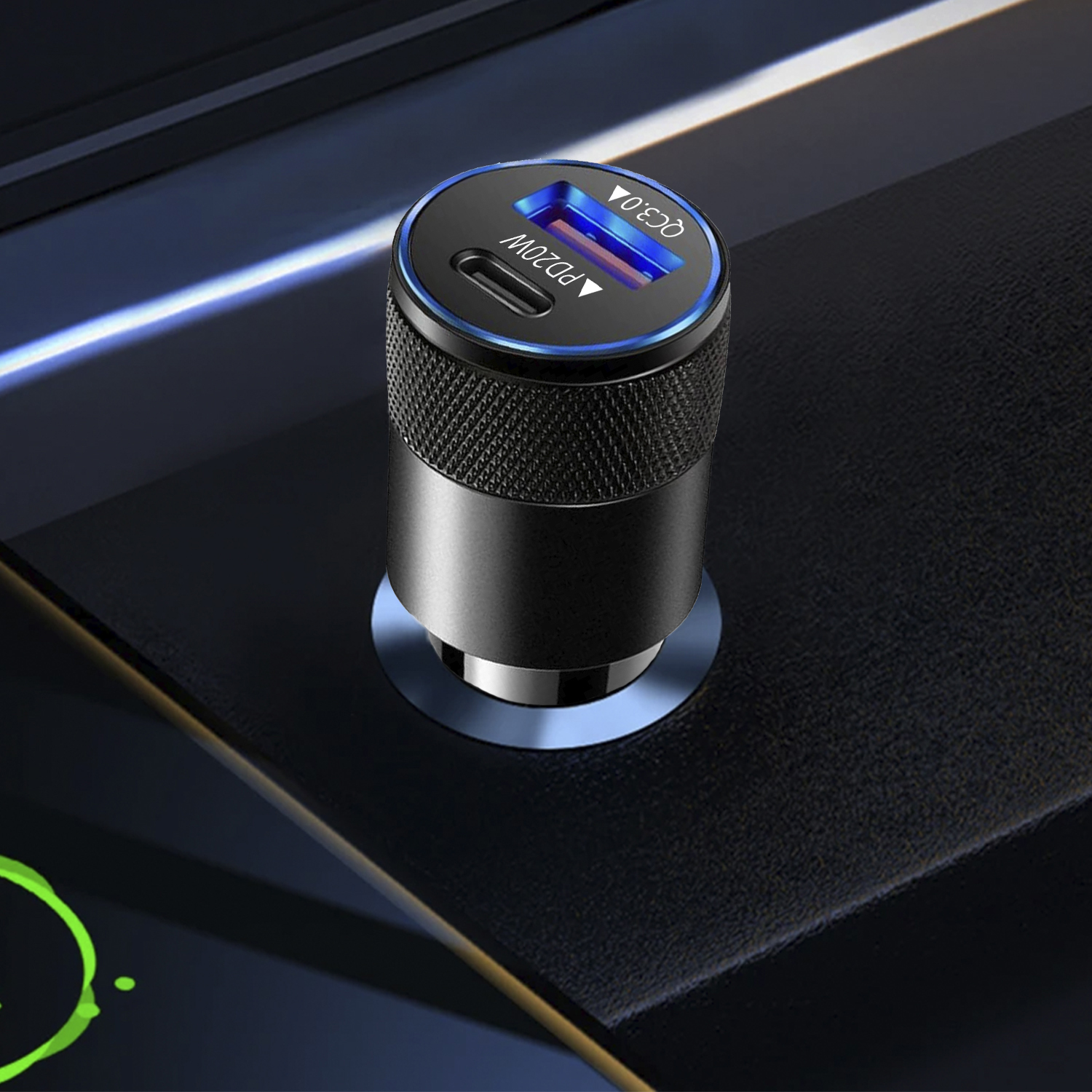 Caricabatterie per auto nero e argento. Ha due porte. Luce blu attorno alla parte superiore.