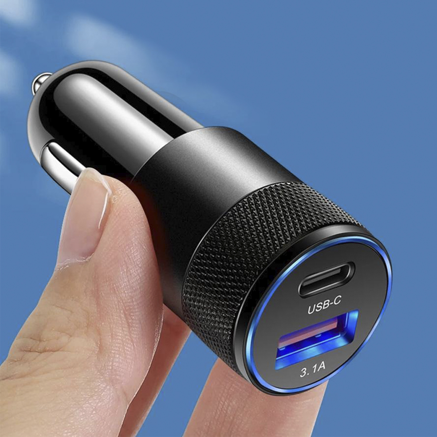 Caricabatterie per auto USB-C nero con luce blu, mano che lo tiene, sfondo blu.
