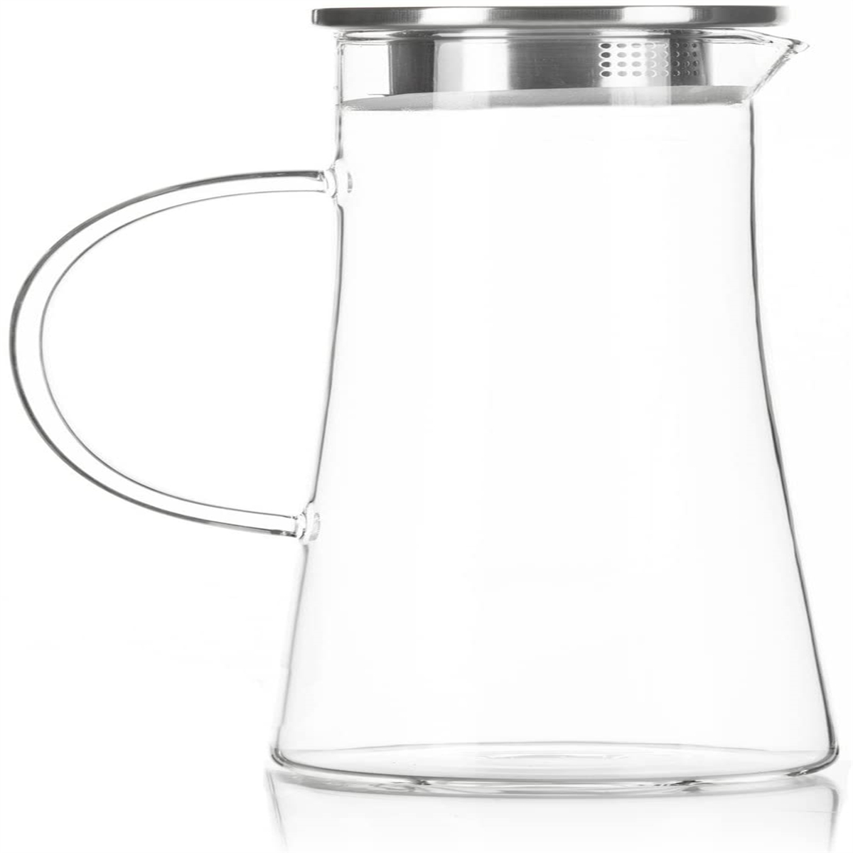 Eine klare Glaskanne mit Henkel und Metalldeckel, freigestellt auf weißem Hintergrund. Die Kanne ist leer.