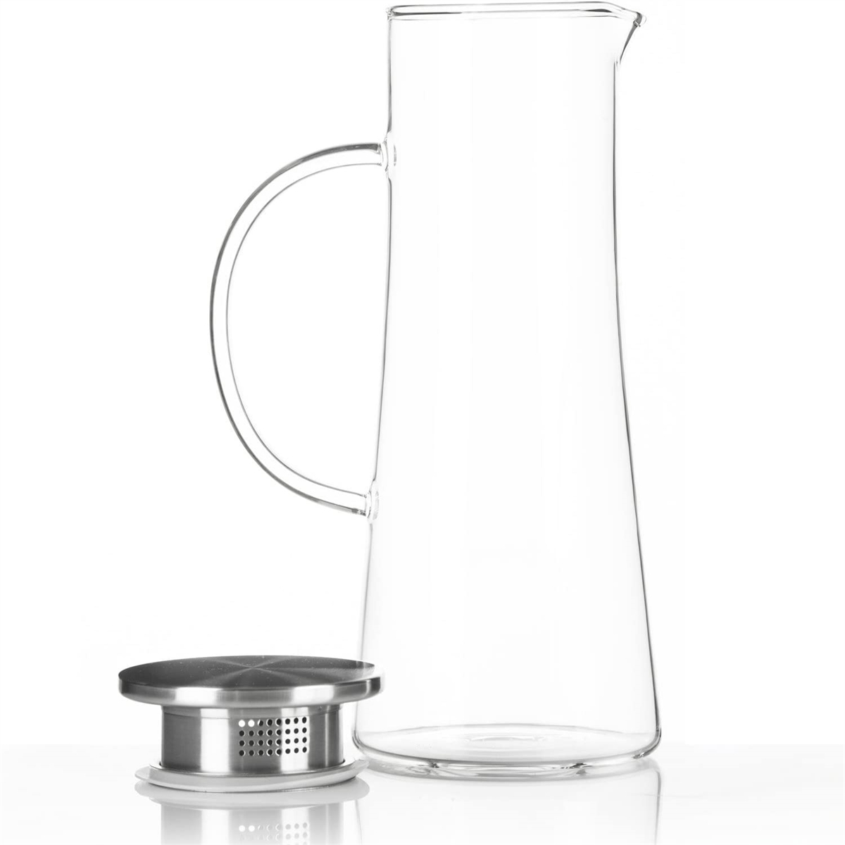 Ein klarer Glaskrug mit Griff und schwarzem Deckel auf weißem Hintergrund.