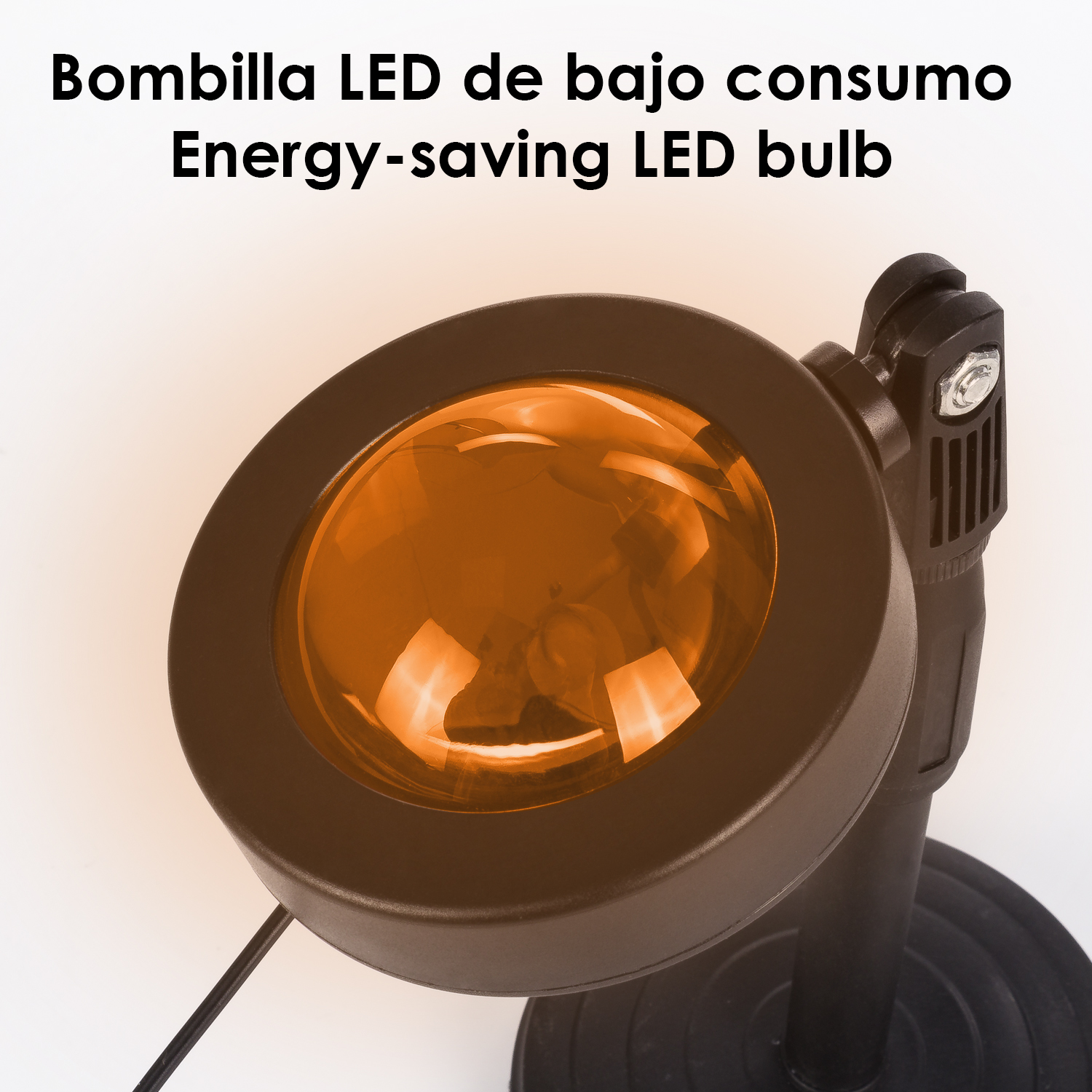 Eine orangefarbene LED-Sonnenuntergangslampe mit orangefarbenem Schein und einem schwarzen Ständer auf weißer Oberfläche.