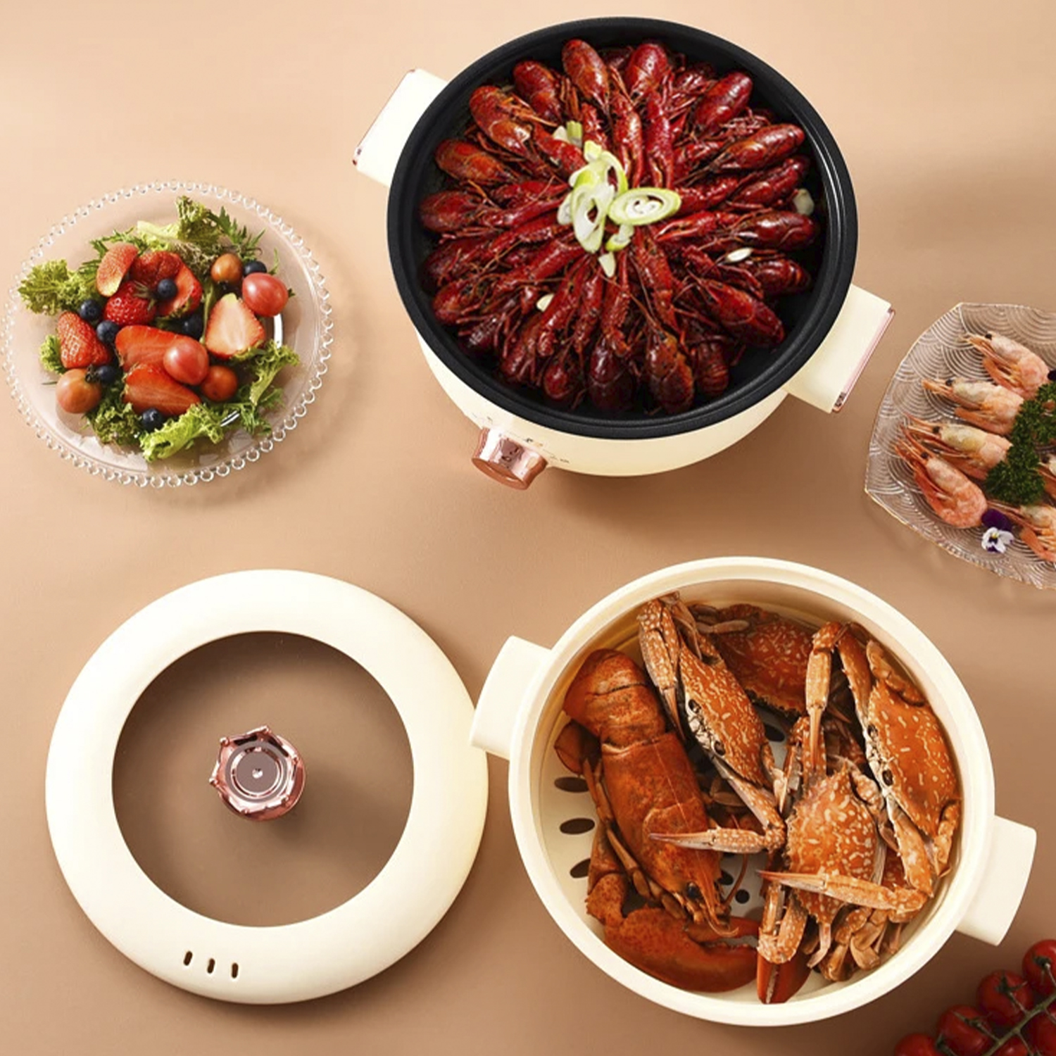 Una vaporera multi-alimentos con variedad de comida cocinada dentro.