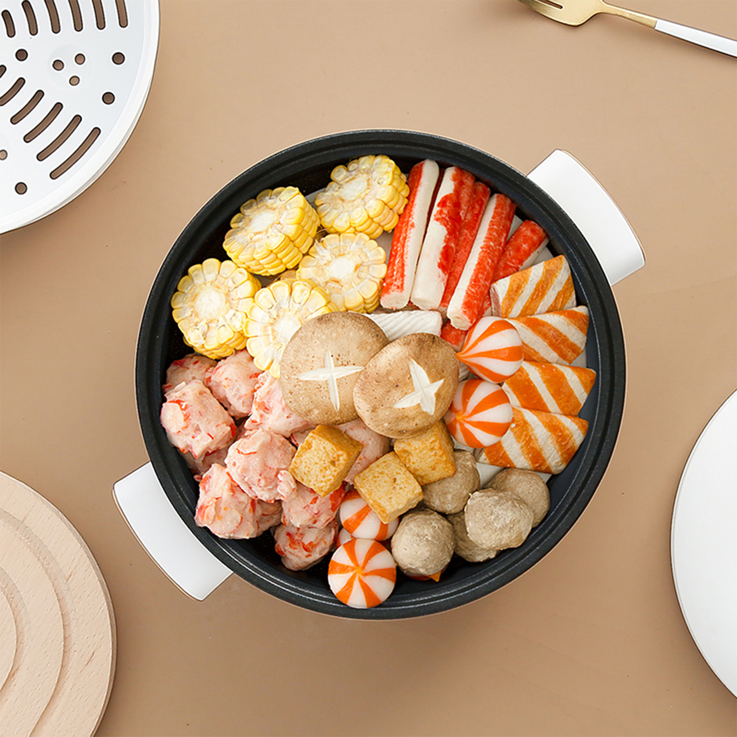Una olla caliente con varios ingredientes: maíz, champiñones, palitos de cangrejo y albóndigas.