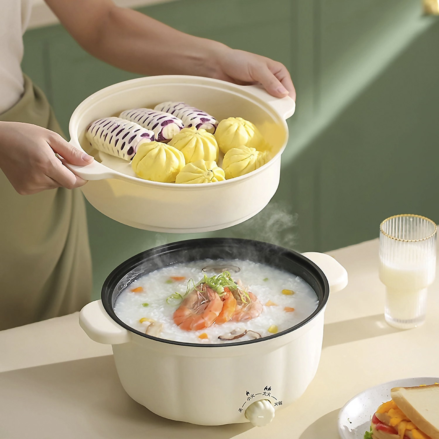 Person bereitet Essen in einem weißen Kocher zu. Gedünstetes Essen oben, Suppe unten.