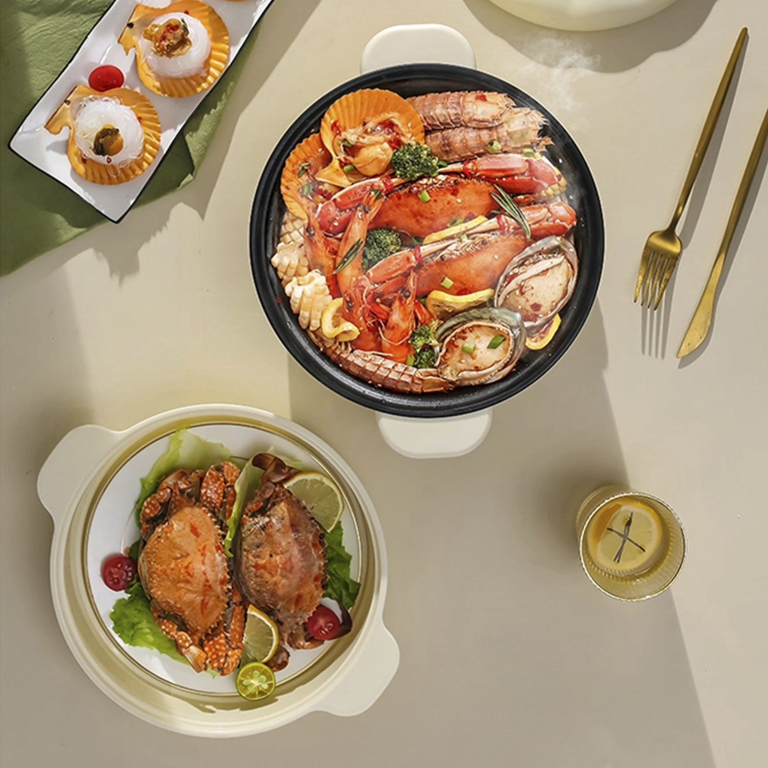 Meeresfrüchte in einem Hotpot. Enthält Krabben, Hummer, Jakobsmuscheln und Gemüse. Es gibt auch zubereitete Krabbengerichte.