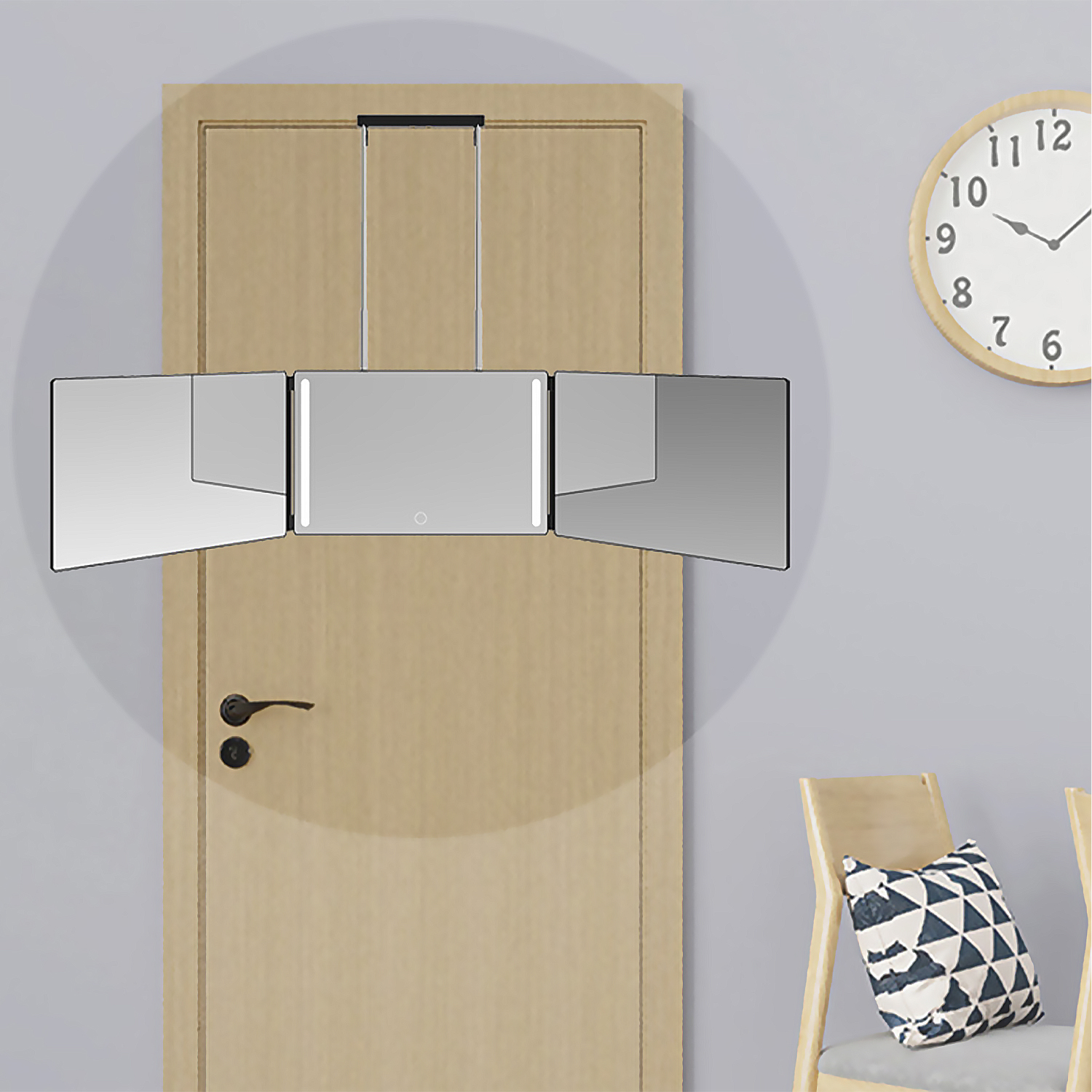 Espejo triple colgado en una puerta. Marco plateado con luces LED. Puerta de madera y silla en la parte trasera.