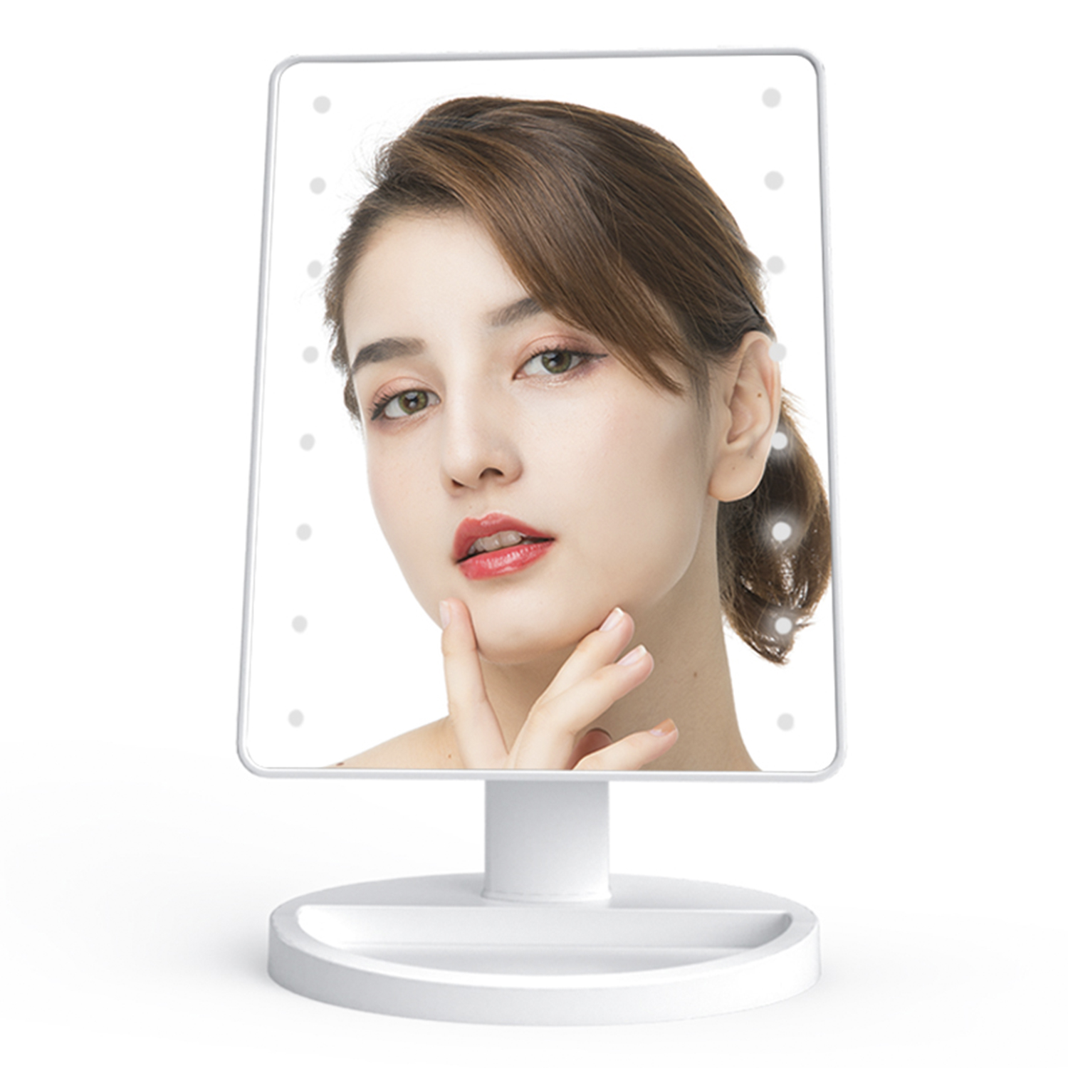 Mujer en un espejo. El espejo tiene luces LED alrededor del marco, base blanca.