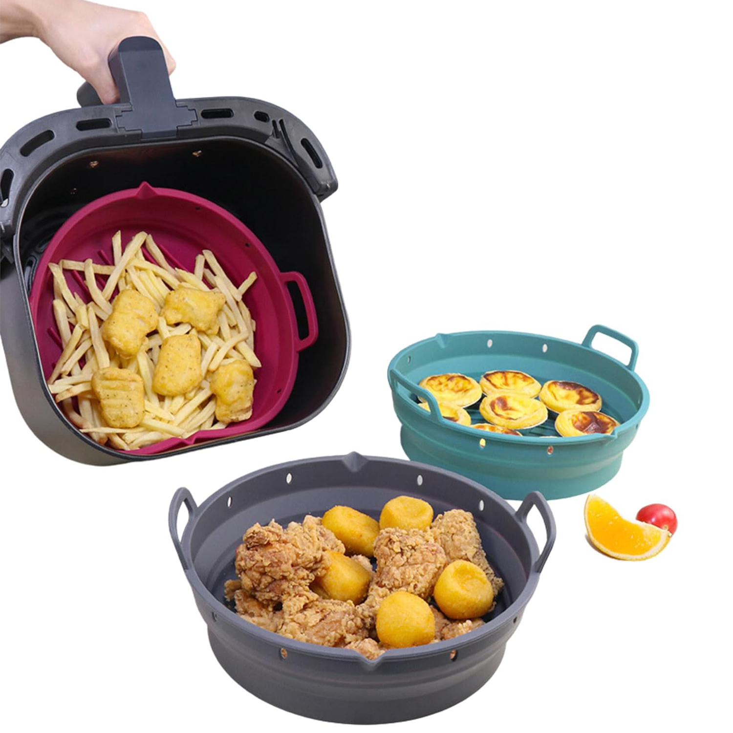 Tres cestas de silicona para freidora de aire con comida dentro, varios alimentos y colores, fondo blanco.