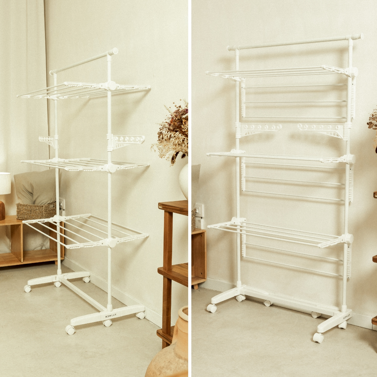 Dos tendederos blancos con ruedas en una habitación. Uno está lleno, el otro vacío.