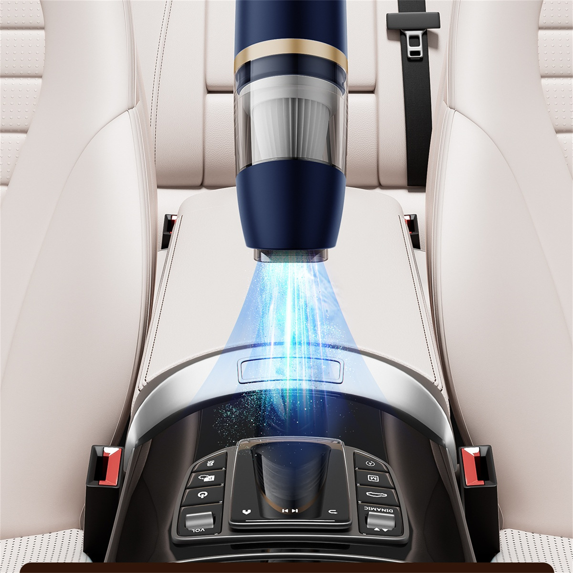 Ein Handstaubsauger reinigt die Mittelkonsole eines Autos, blaues Licht strahlt aus der Düse.