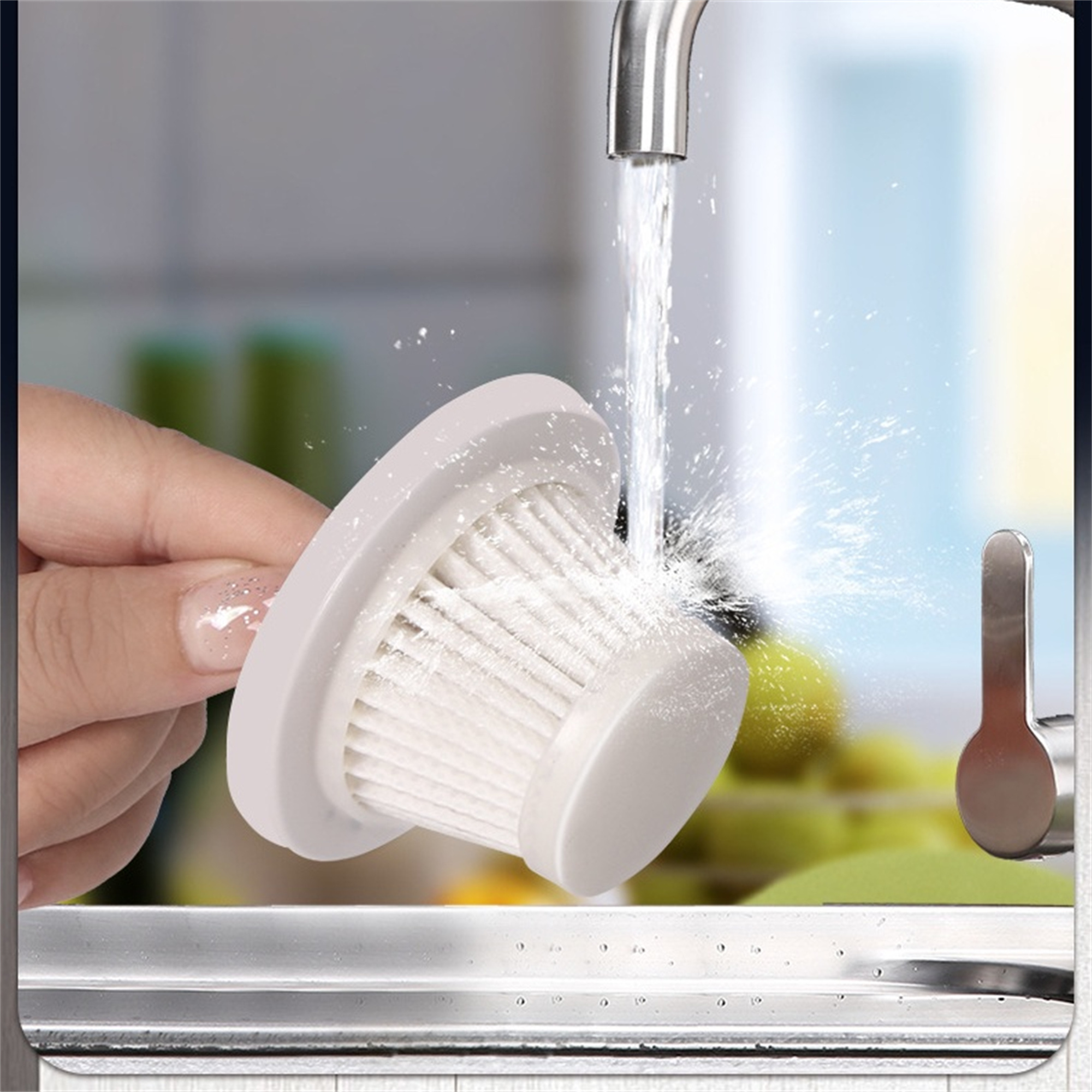 Ein Filter wird unter einem Wasserhahn gewaschen, Wasser spritzt darauf.