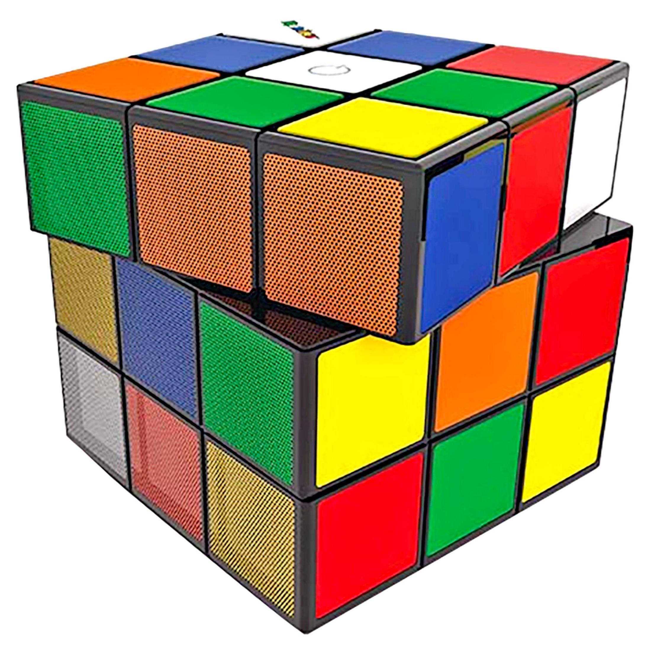 Un cubo di Rubik colorato con quadrati di vari colori su ogni lato.