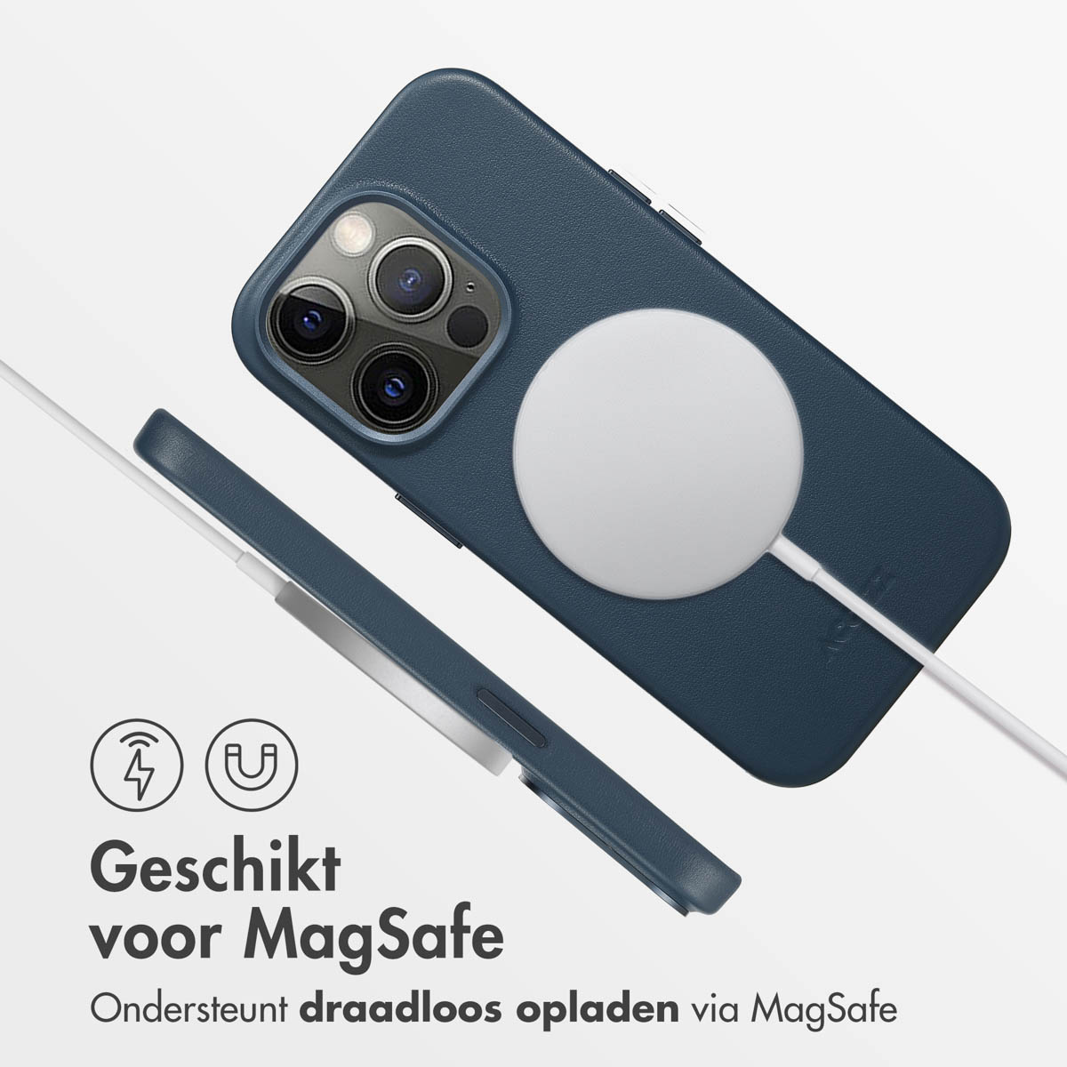 Donkerblauwe telefoon met een witte MagSafe-lader bevestigd. Tekst onderaan: Geschikt voor MagSafe.