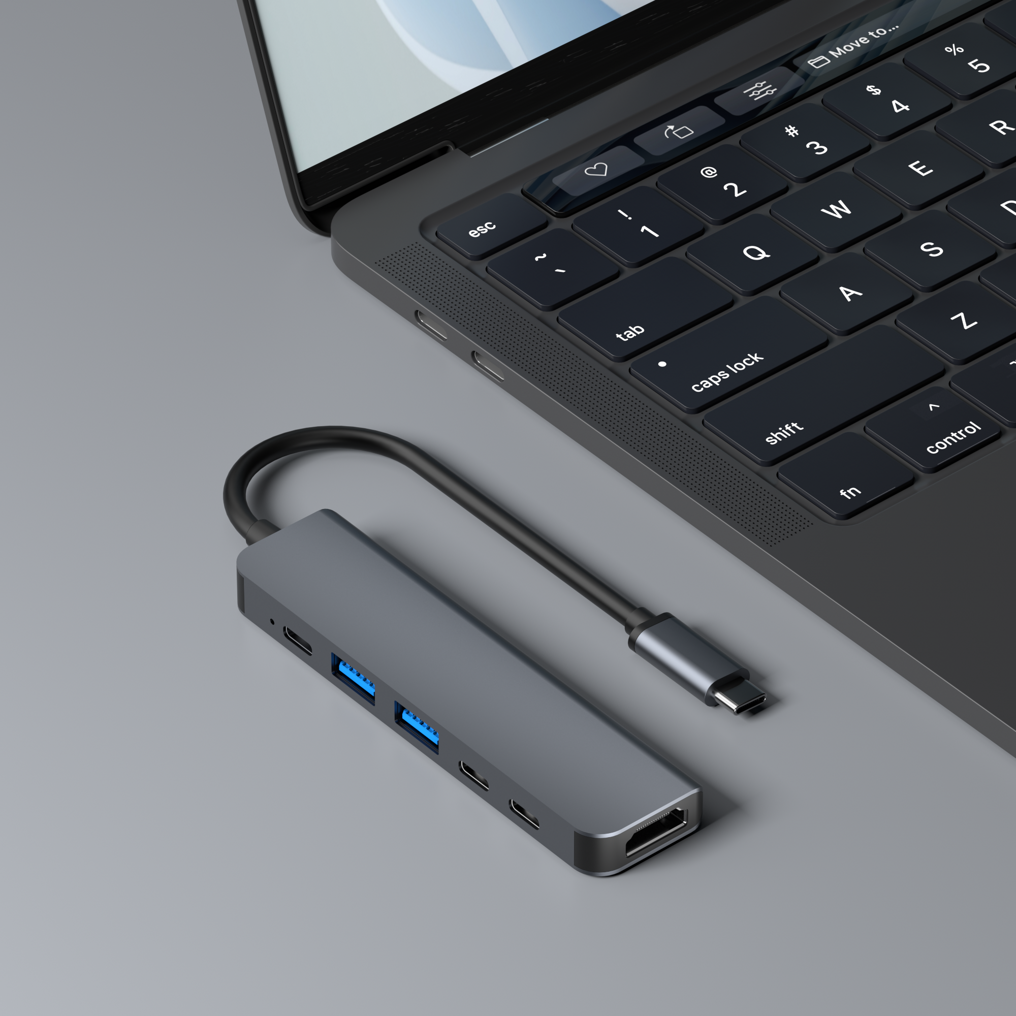Grauer USB-Hub, an einen Laptop angeschlossen. Mehrere Anschlüsse. Grauer Hintergrund.