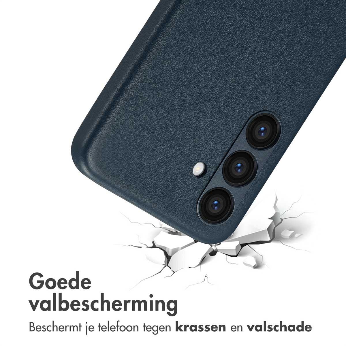 Marineblauwe telefoonhoes met telefoon en gebarsten witte achtergrond. Tekst: Goede valbescherming.