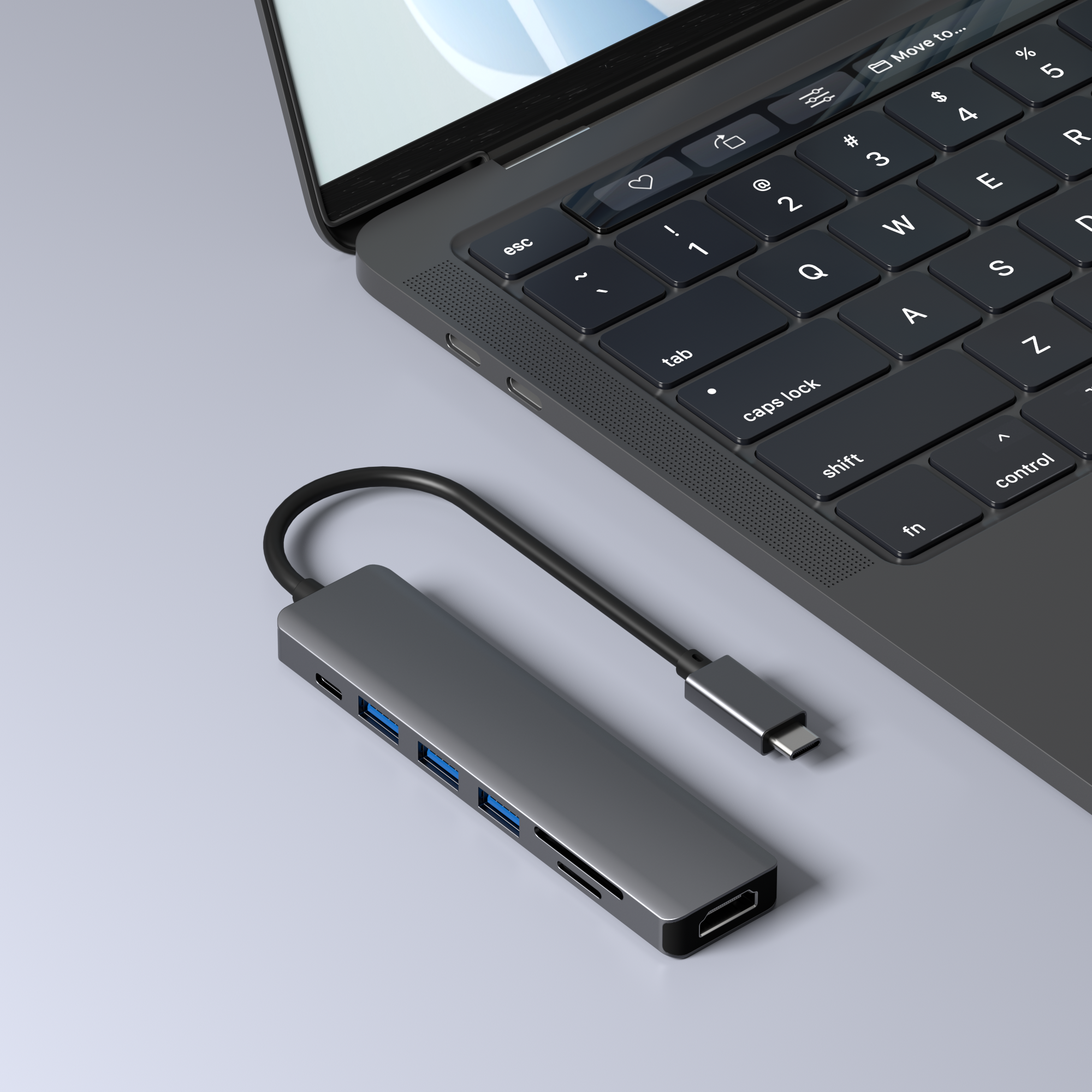 Een grijze USB-C-hub aangesloten op een grijze laptop. Het heeft USB-, HDMI- en SD-kaartpoorten.