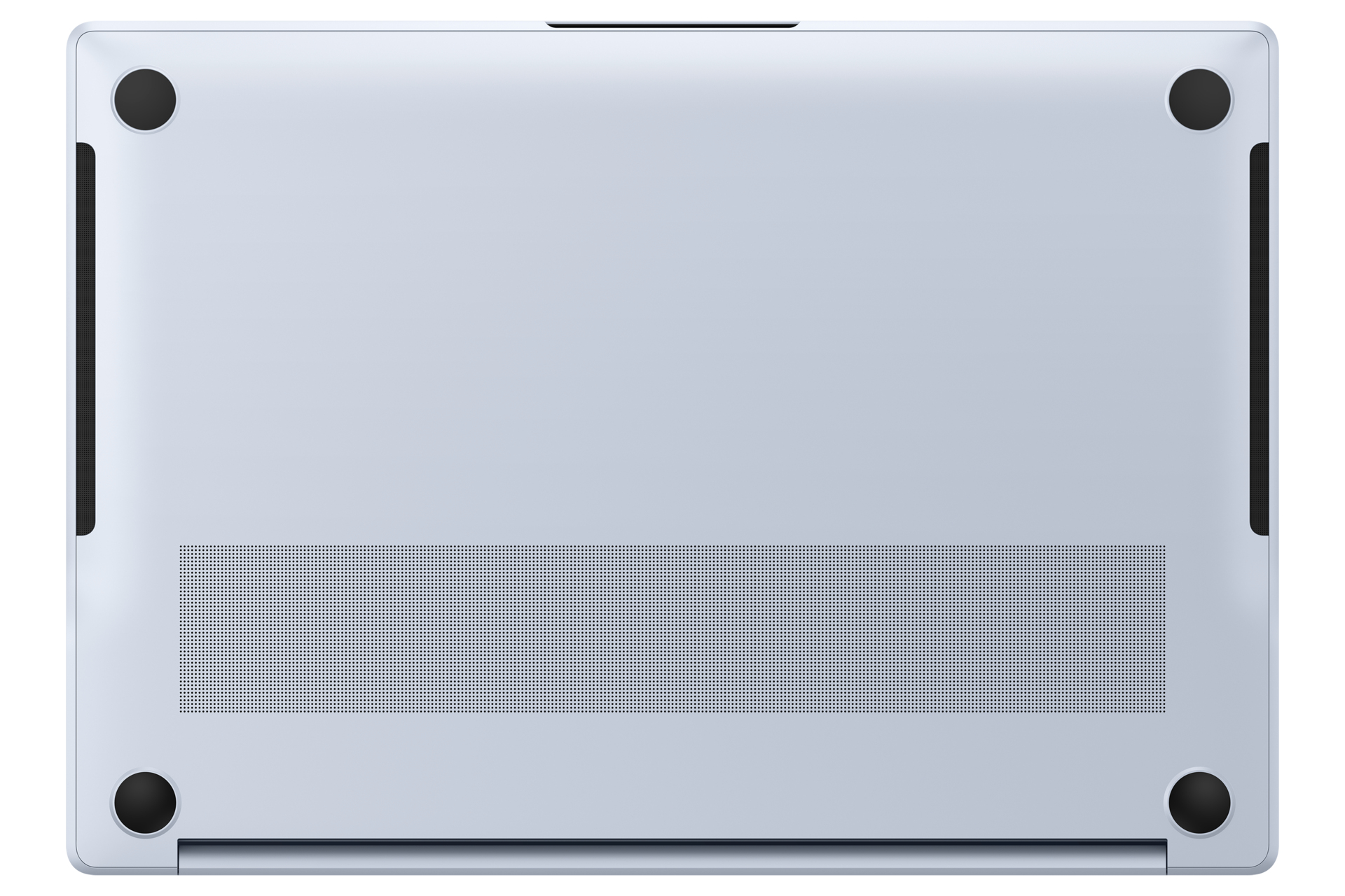 Spód jasnoniebieskiego laptopa z otworami głośnikowymi i czarnymi gumowymi nóżkami.