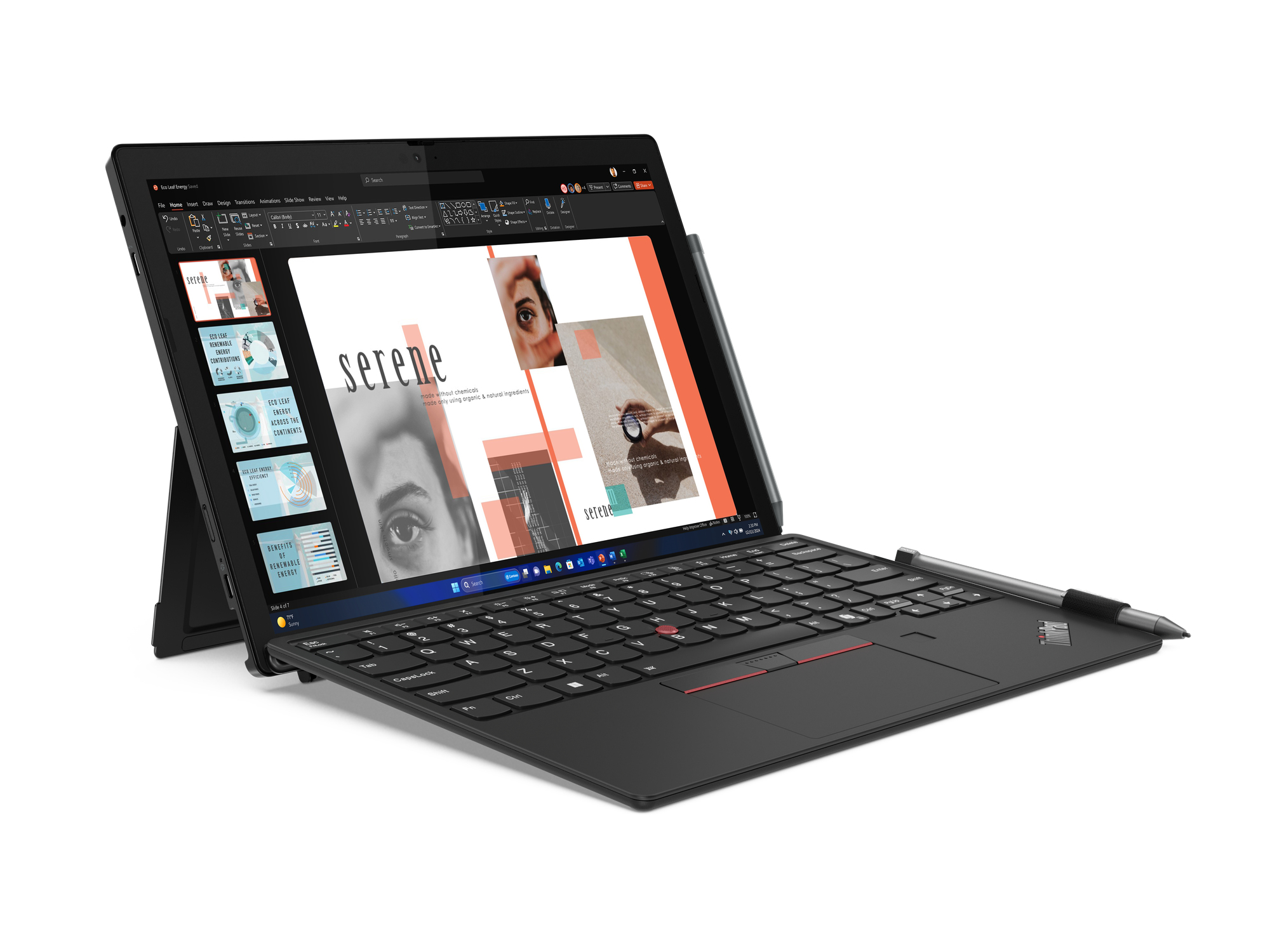 Laptop nero su un supporto, aperto con una presentazione. Sfondo bianco.