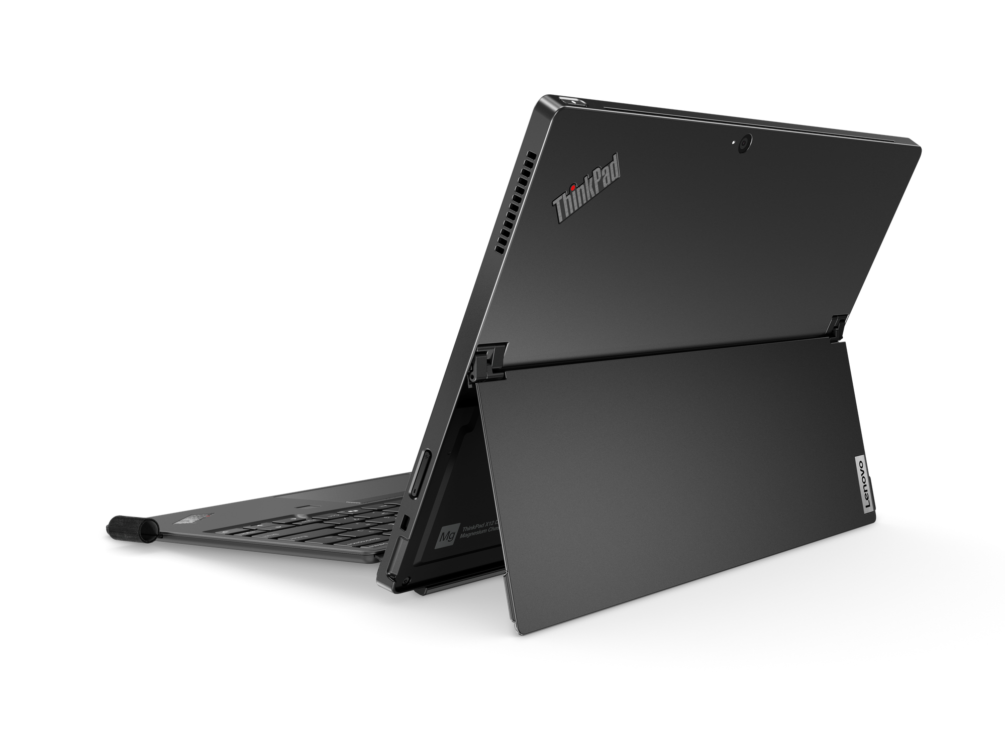 Schwarzer Laptop auf weißem Hintergrund, teilweise geöffnet. Es ist eine Seitenansicht, die die Tastatur zeigt.