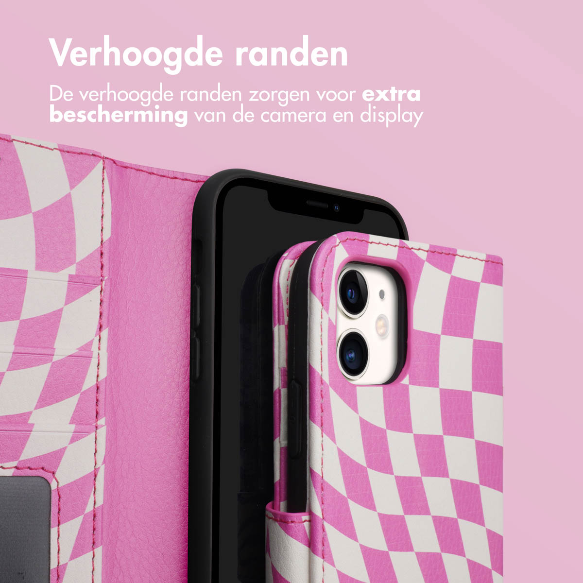 Een roze en wit geruit telefoonhoesje, open om een zwarte telefoon te onthullen. De achtergrond is roze.