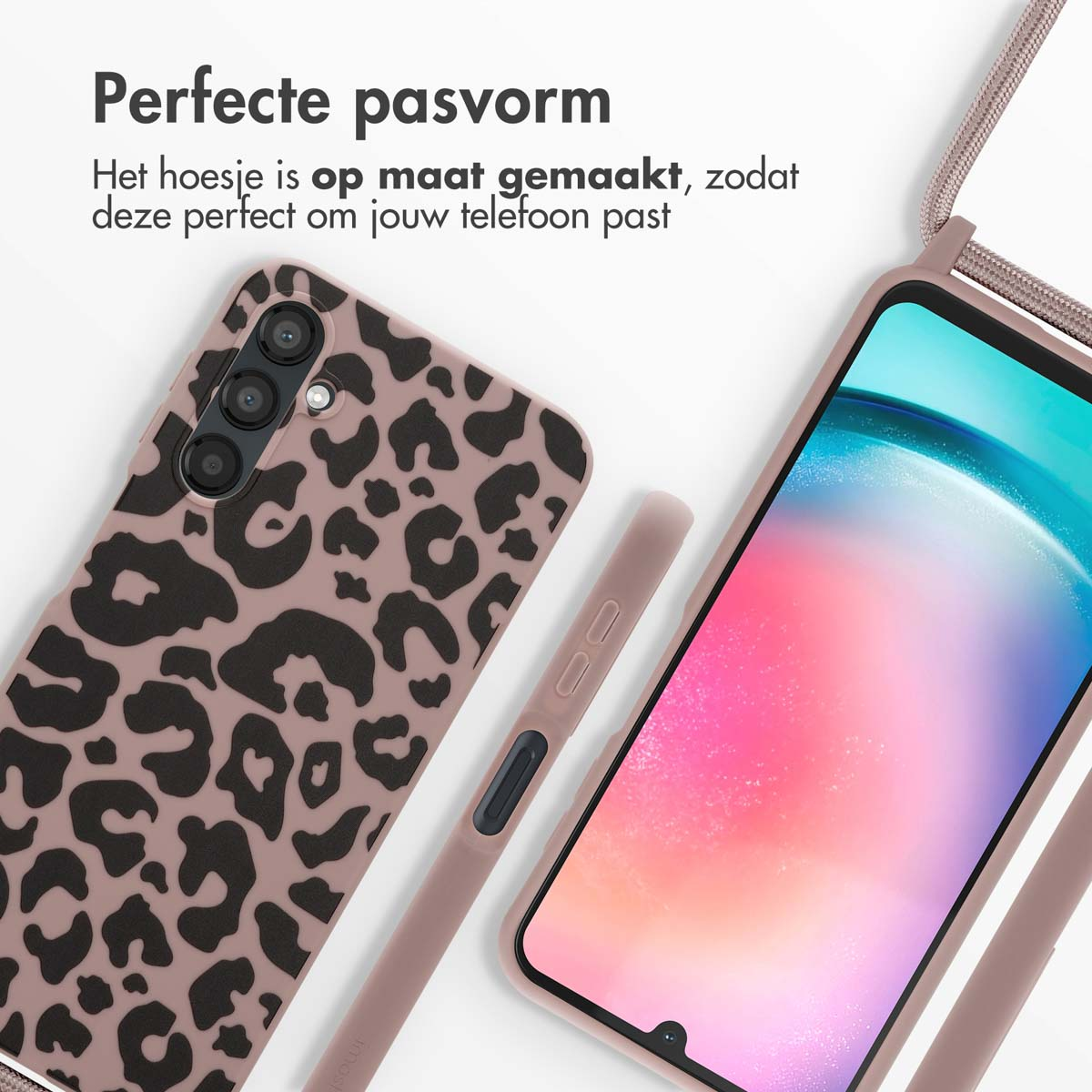 Telefoonhoesje met luipaardprint, telefoonscherm en koord op een witte achtergrond.