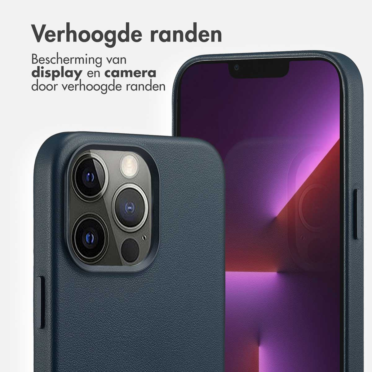 Gros plan sur la coque du téléphone. La coque est bleu foncé et recouvre le téléphone. L'écran est violet.