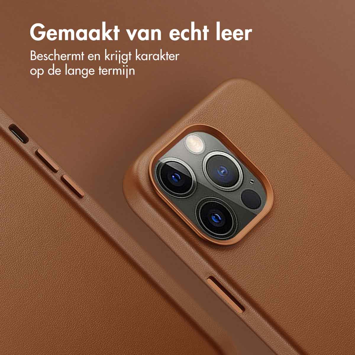 Gros plan sur une coque de téléphone marron avec doubles objectifs. Texte: 'Fabriqué en cuir véritable'.