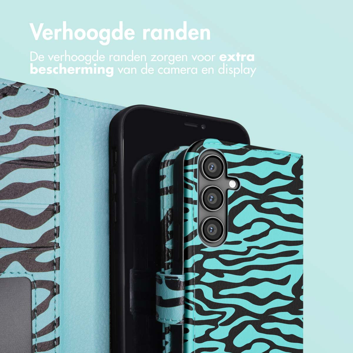 Een telefoon in een blauw-zwarte zebraprint hoes. De hoes heeft opstaande randen en beschermt de camera.