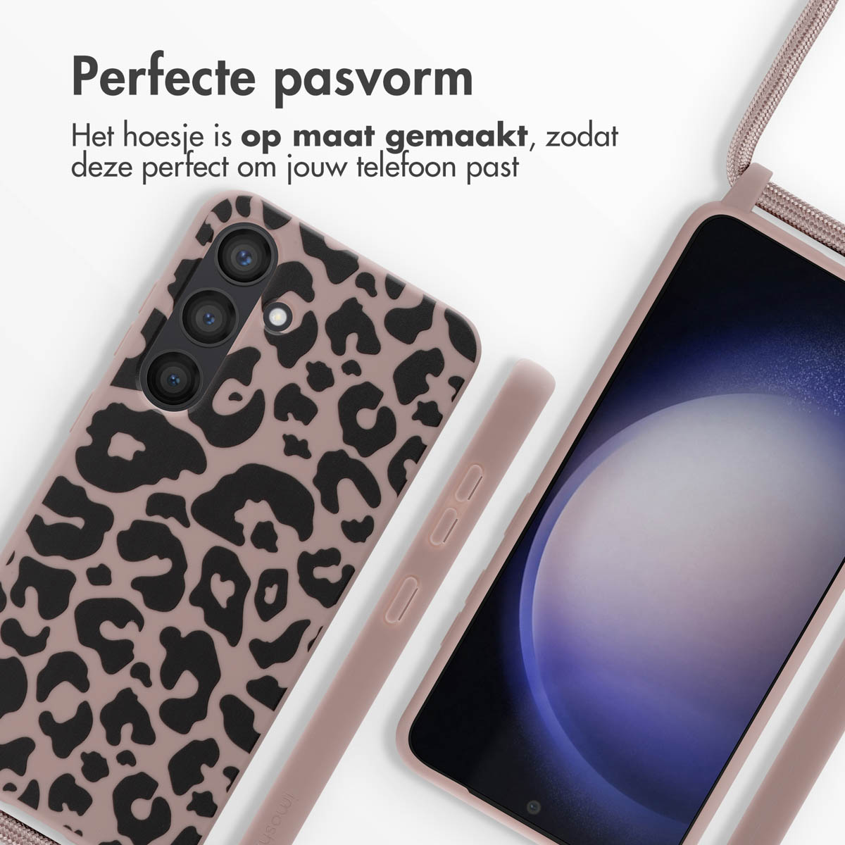 Een telefoonhoesje met luipaardprint. Tekst: Perfecte pasvorm. De hoes past perfect op je telefoon.