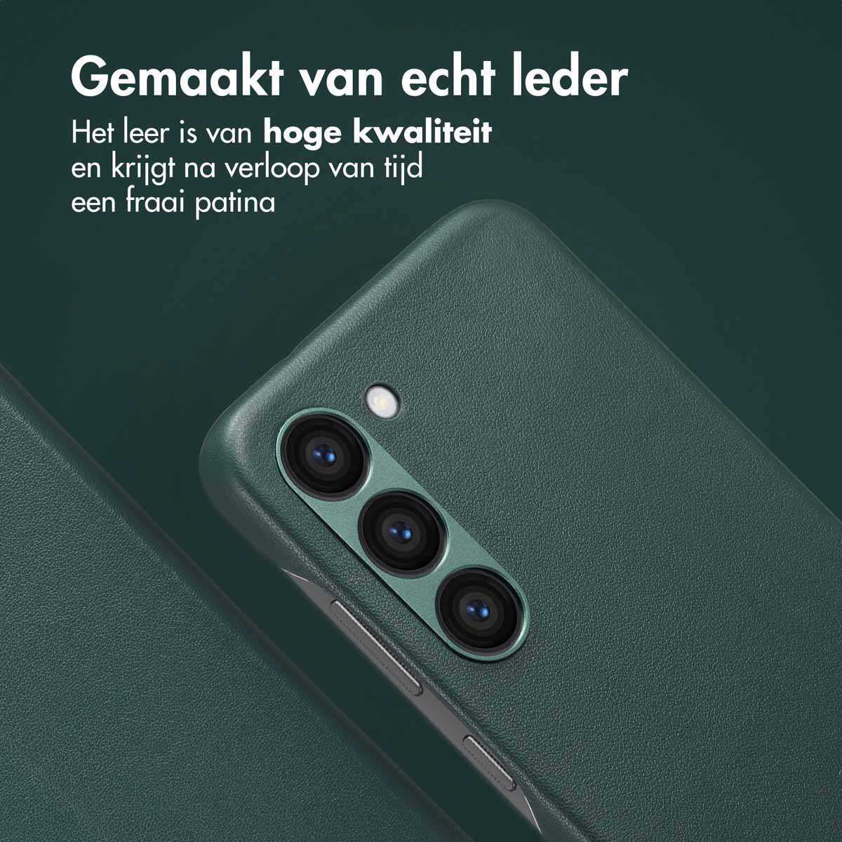 Een groene telefoonhoes met een donkergroene telefoon. De hoes is van leer en heeft cameragaten.