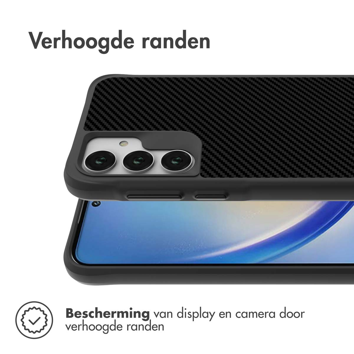 Une coque de téléphone noire avec un design en fibre de carbone. Le téléphone est à l'intérieur de la coque. Le fond est blanc.