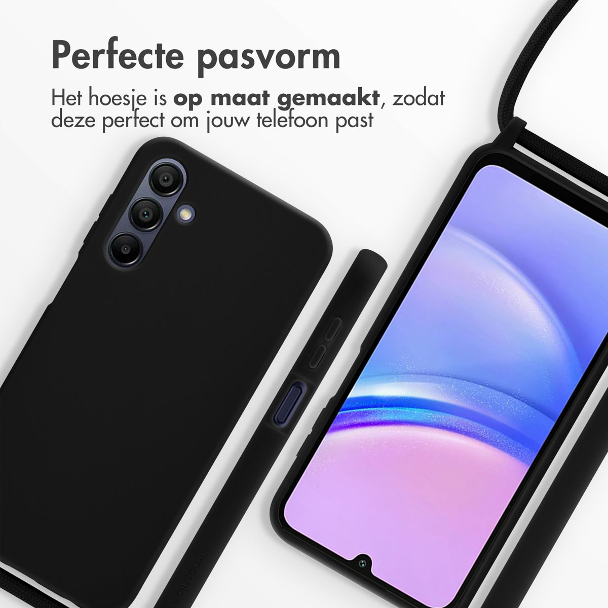 Zwarte telefoonhoes met telefoon erin. Tekst: Perfecte pasvorm. De hoes is op maat gemaakt.