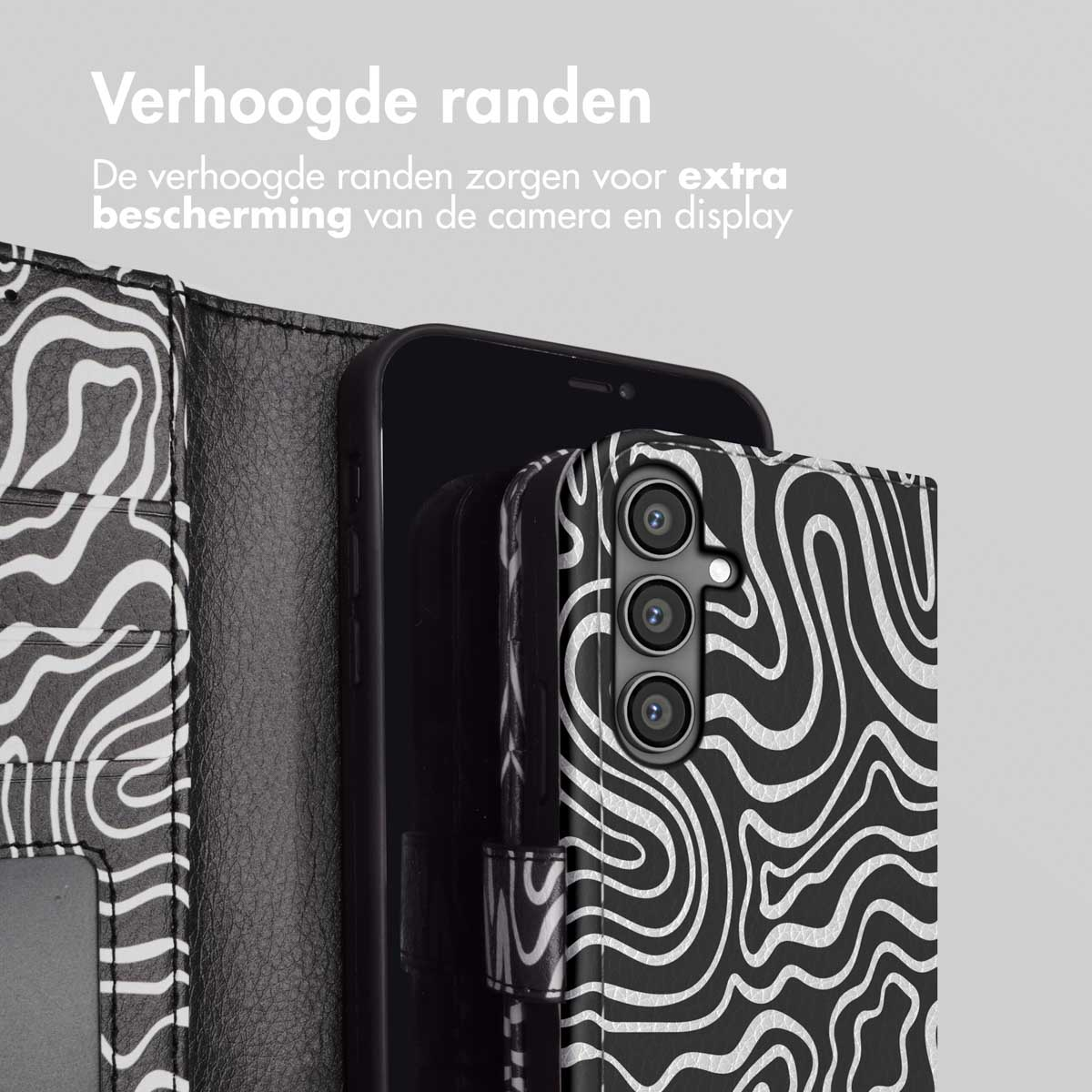Zwart-wit patroon telefoonhoes met een zwarte telefoon erin. De hoes is open.