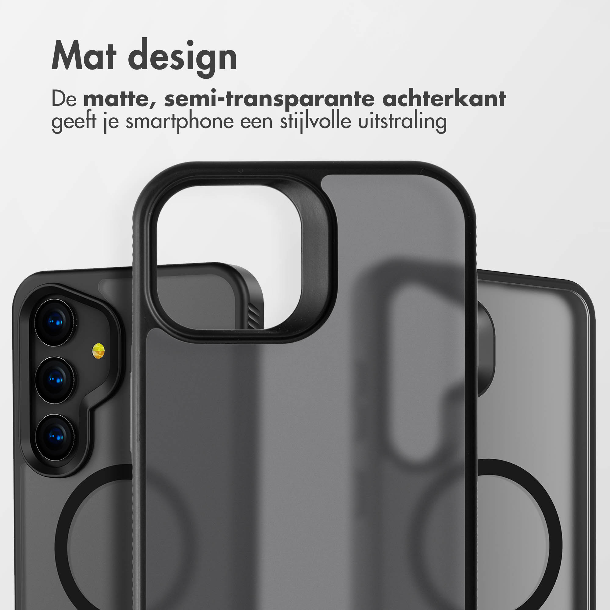Twee zwarte telefoonhoesjes. De hoesjes zijn mat met een zwart cameradesign. Witte achtergrond.