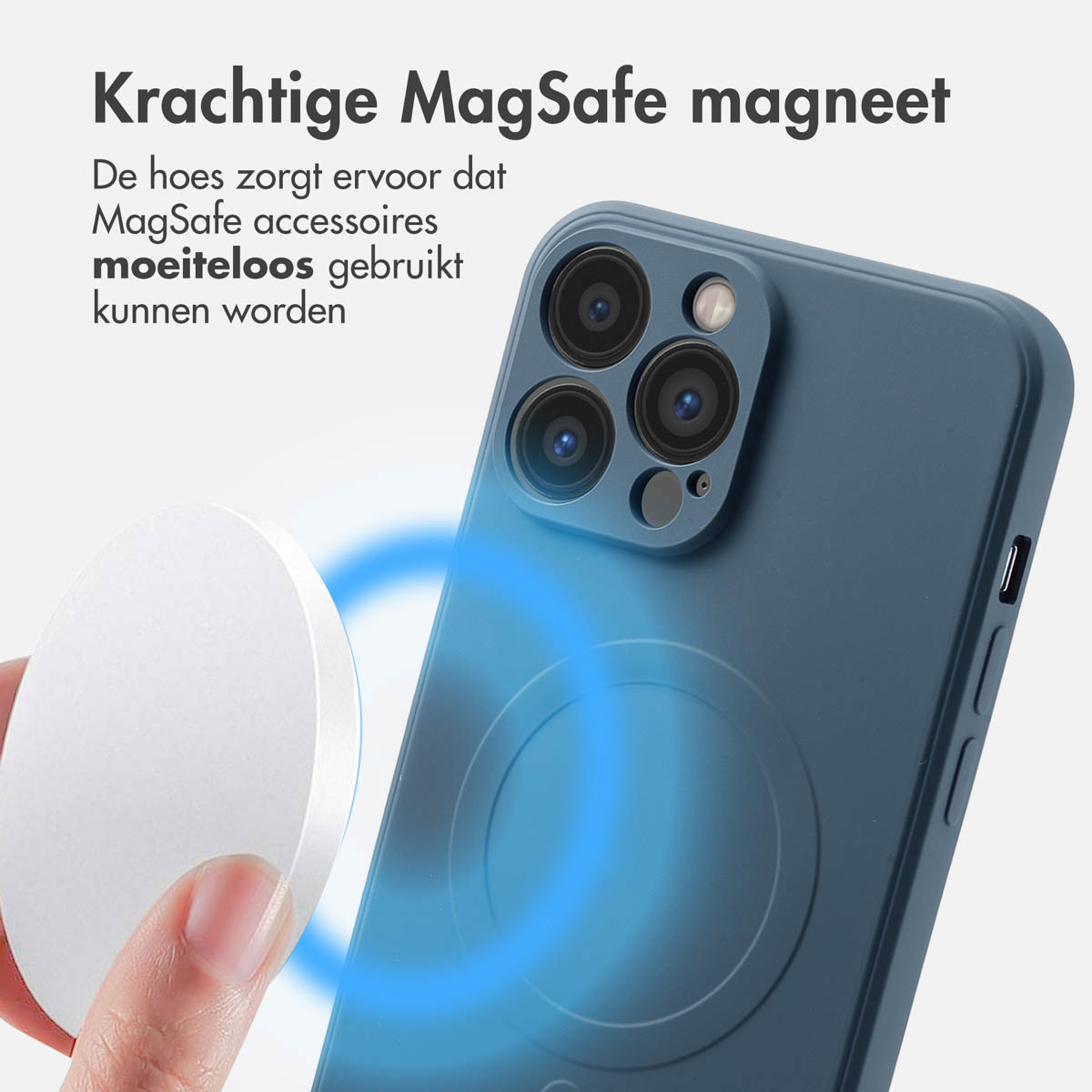 Coque bleue avec un chargeur MagSafe. Le chargeur est blanc.