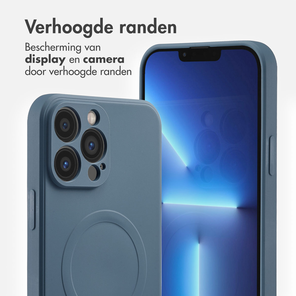 Une coque de téléphone bleue. La coque du téléphone est bleue et possède une ouverture pour l'appareil photo. Un autre téléphone est visible.