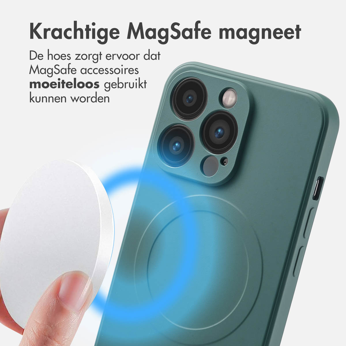 Een groene telefoonhoes met een witte MagSafe-accessoire. De hoes heeft drie cameralenzen.