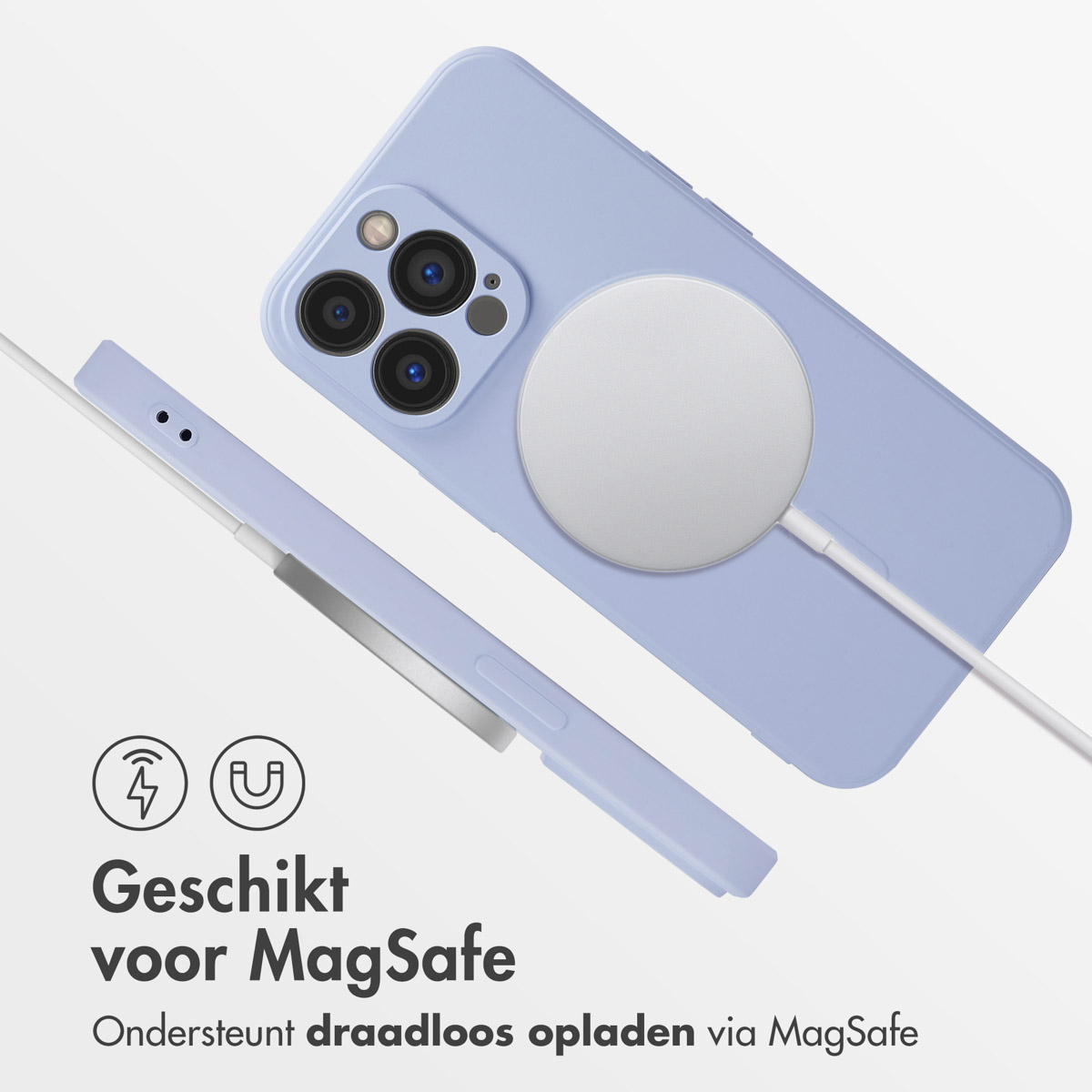 Een paars telefoonhoesje met een zilveren MagSafe-oplader bevestigd. Een witte kabel verbindt met de oplader.