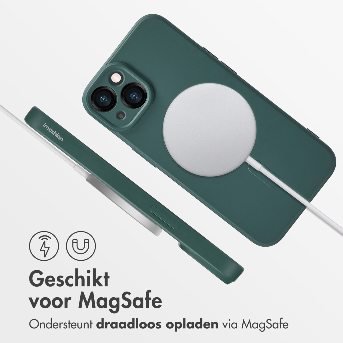 Une coque de téléphone verte avec un chargeur MagSafe argenté attaché. Un câble blanc se connecte au chargeur.