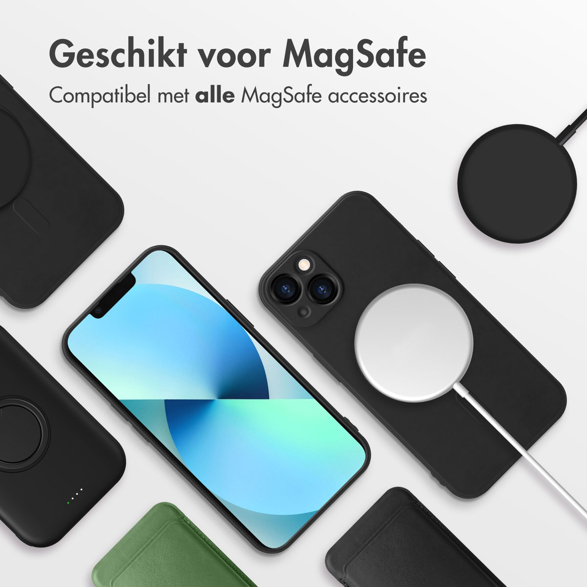 Telefoons met hoesjes en MagSafe-accessoires. Verschillende telefoons, hoesjes en accessoires op een wit oppervlak.