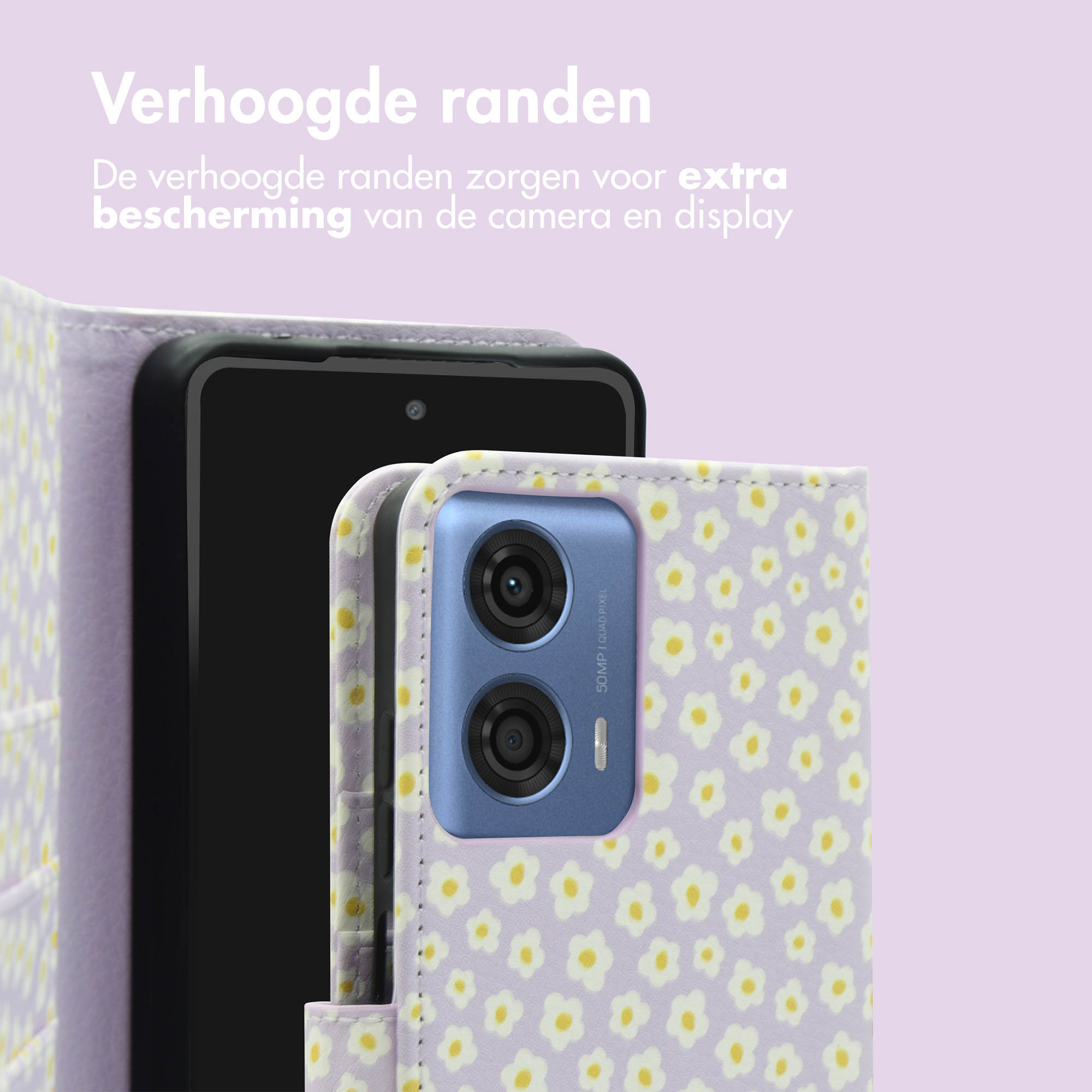 Een telefoon in een bloemenhoesje, met de camera van de telefoon zichtbaar. Een paarse achtergrond.