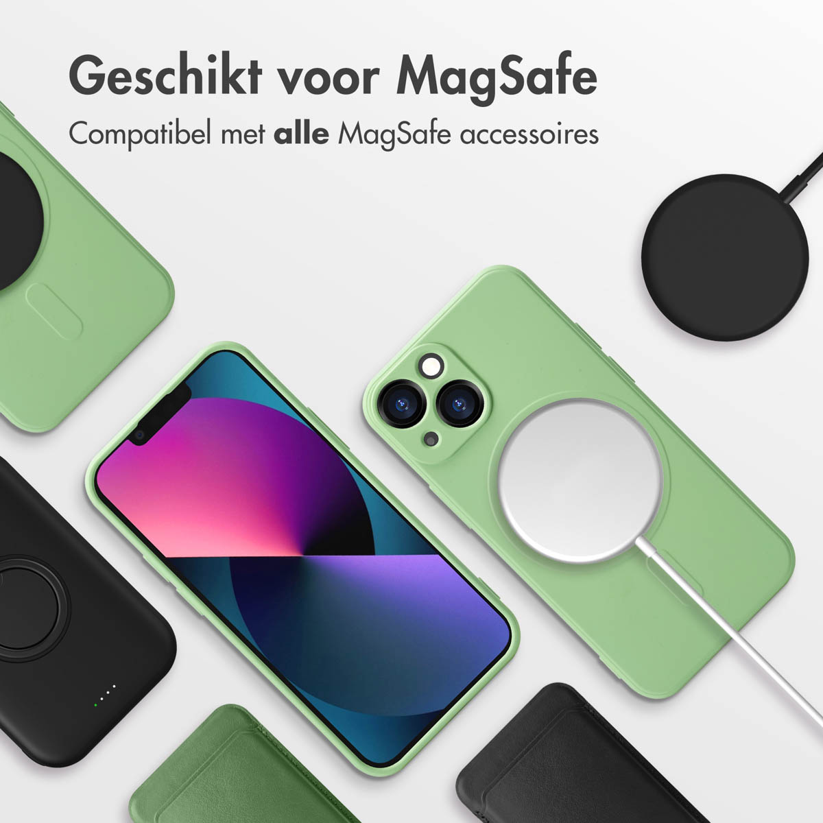 Une collection de coques de téléphone et de chargeurs MagSafe. Les coques sont vertes et noires. Chargeurs MagSafe blancs visibles.