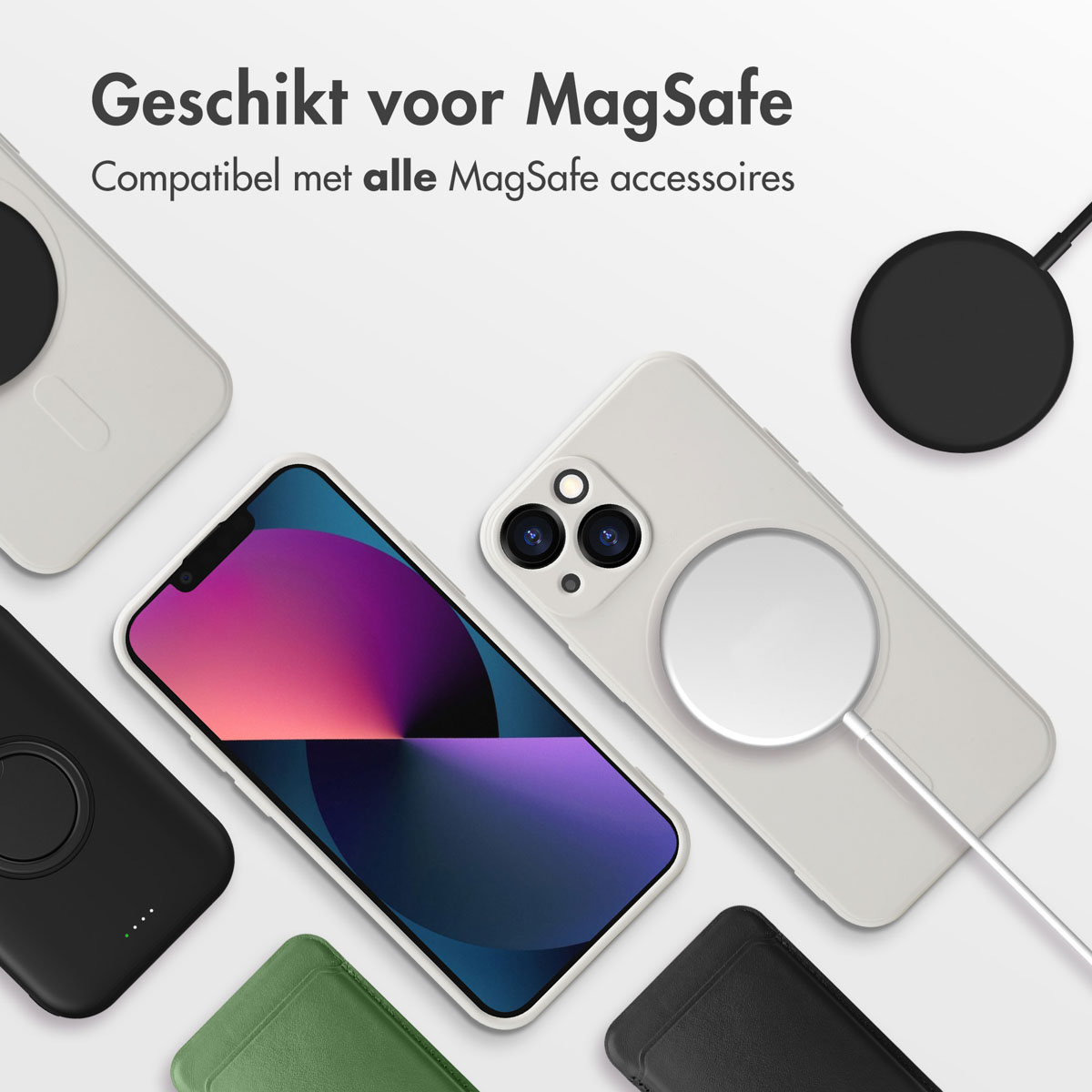 Meerdere telefoons en accessoires, waaronder witte en zwarte MagSafe-opladers en -hoesjes, op witte achtergrond.