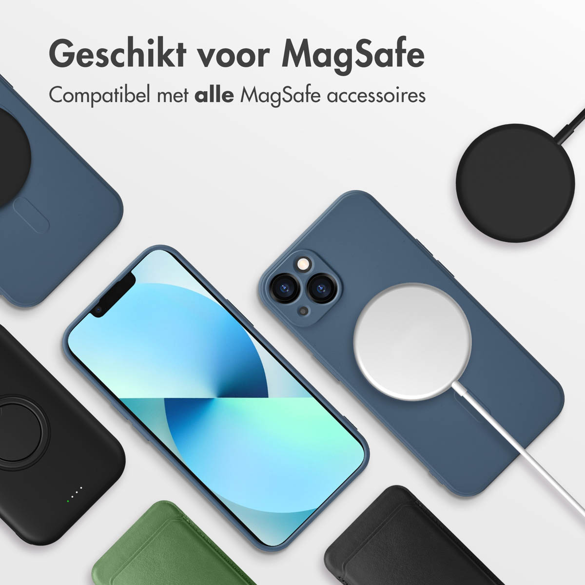 Meerdere telefoons en hoesjes met MagSafe-opladers op een wit oppervlak.