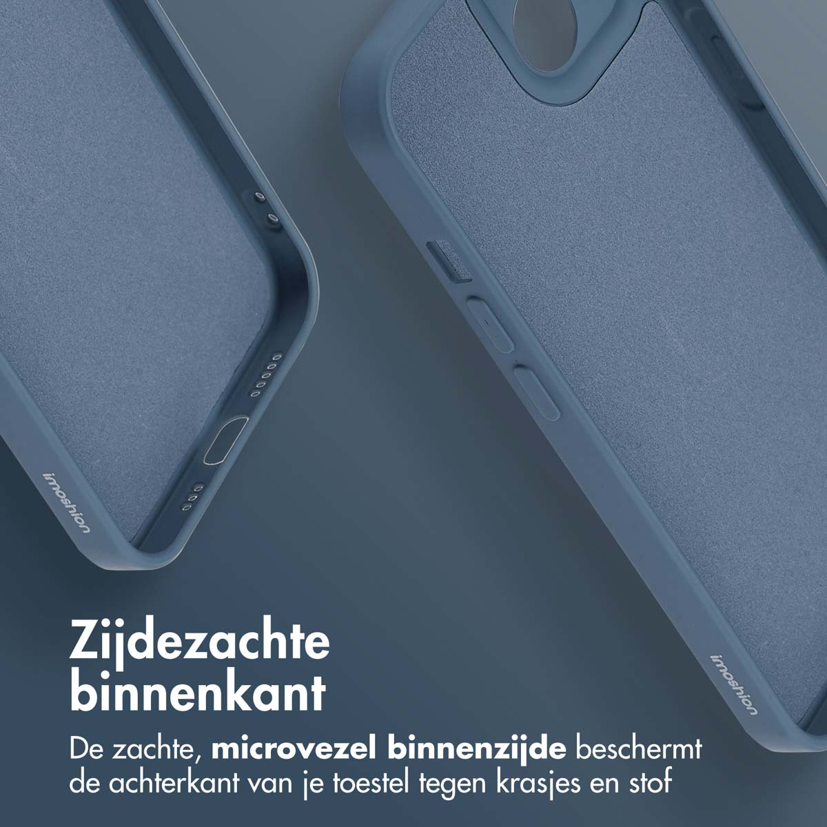 Twee telefoonhoes onderdelen, close-up. De hoesjes zijn lichtblauw en hebben een zacht binnenmateriaal. Wit oppervlak.