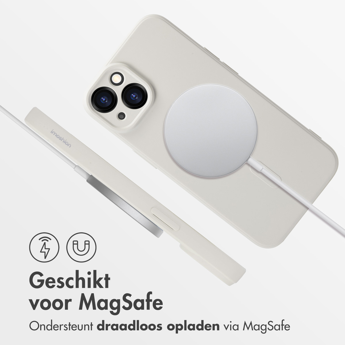 Téléphone blanc avec chargeur MagSafe, montrant la compatibilité avec la recharge sans fil.